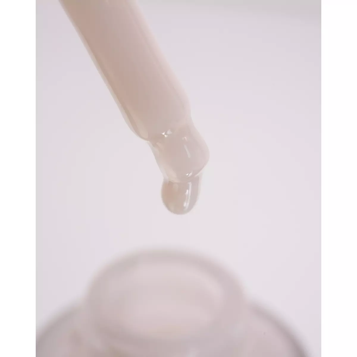 Зволожуюча освітлююча сироватка для обличчя Dr. Barbara Sturm Brightening Serum