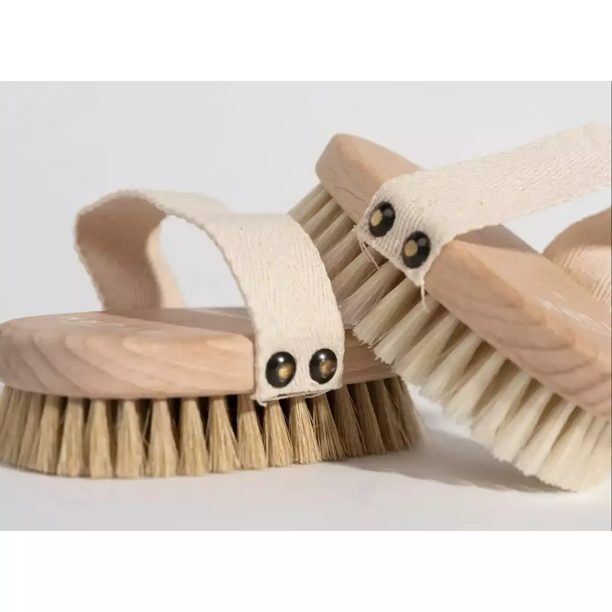 Антицеллюлитная щетка для тела Dr. Barbara Sturm Body Brush - Soft