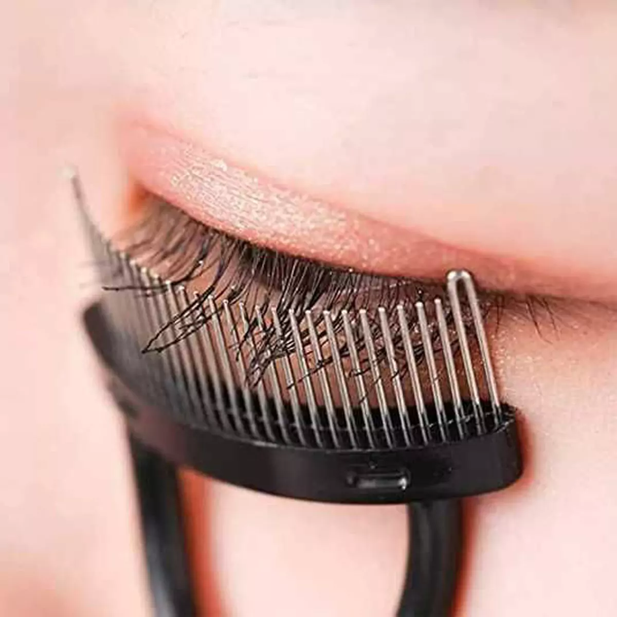 Стальная щеточка-разделитель для ресниц M2 BEAUTÉ High Precision Eyelash Comb