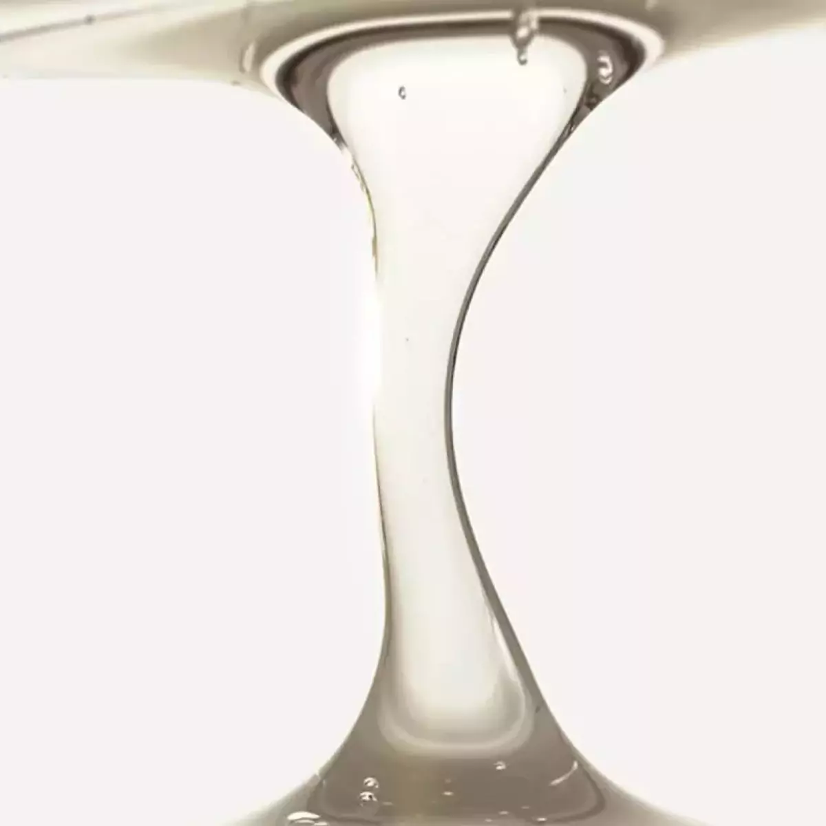 Шампунь с формулой ухода за кожей головы и увеличение объема Revitalash Thickening Shampoo